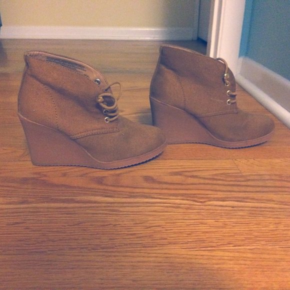 Tan wedged heel light boots - Picture 1 of 4